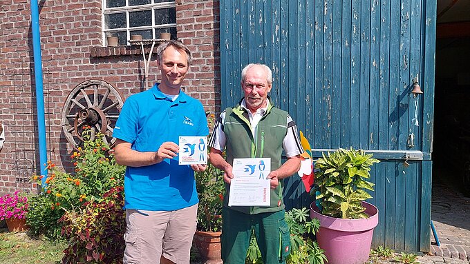 Übergabe der Plakette zum schwalbenfreundlichen Haus an Herrn Pazynski. Foto: NABU Willich