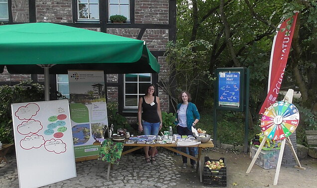Mitarbeiterinnen am Informationsstand im Zoo
