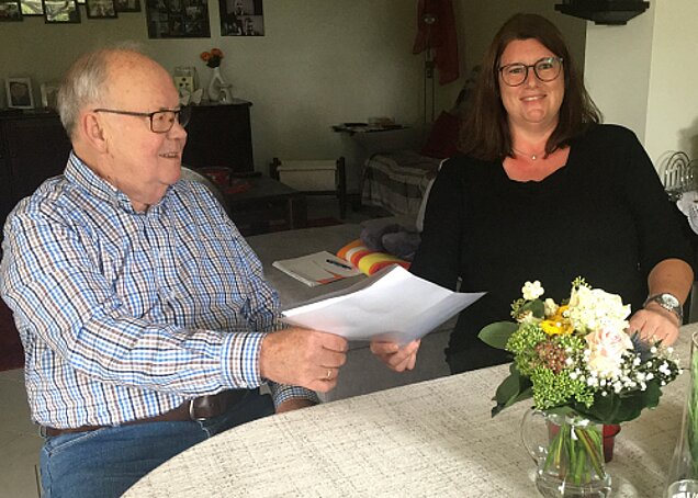 Gert Heynen übergibt die Kasse an Miriam Fußangel