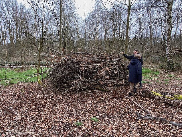 Totholzhecke bauen. Foto: Klaus Keipke