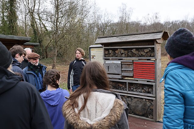 Hinter dem Umweltzentrum: Infostand Wildbienen. Foto: Klaus Keipke