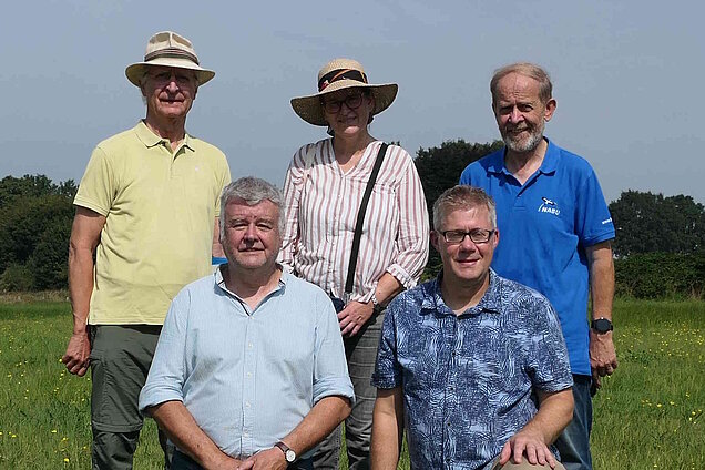 Gruppe Menschen auf Wiese