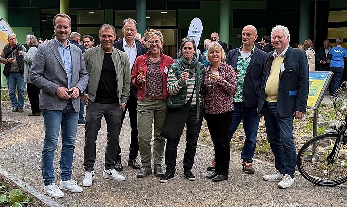 v.l.n.R.: Stefan Ast (NRW-Stiftung), Christian Pakusch (Bürgermeister Willich), Markus Dörkes (NABU Krefeld/Viersen), Elke Kamper (ELU), Pia Kambergs (ELU), Monika Wagner (ELU), Udo Hormes (Stadt Willich), Jack Sandrock (NABU Willich)