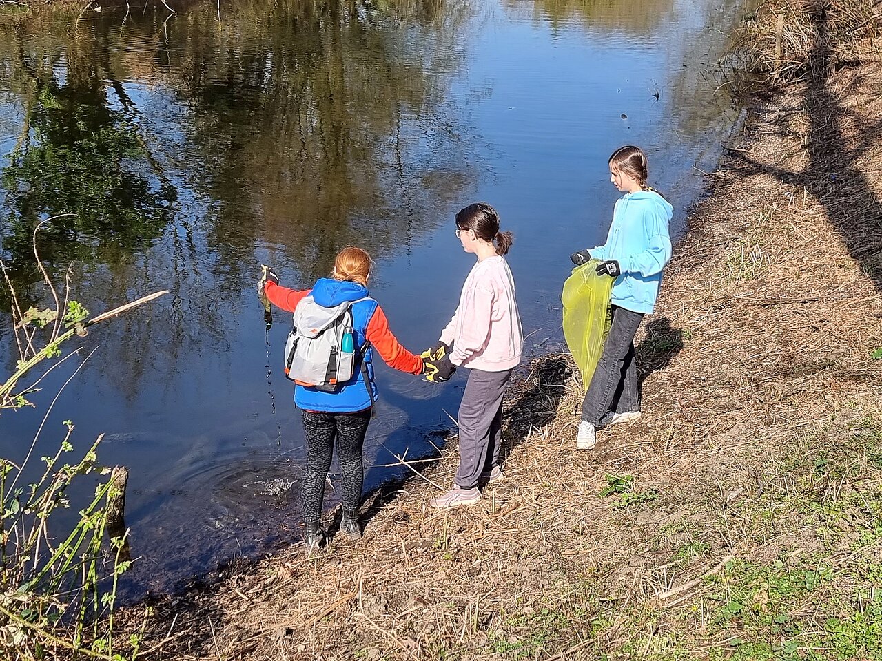 Müll auch in Gewässern stellt eine Gefahr für die Tiere dar. Foto: Klaus Keipke